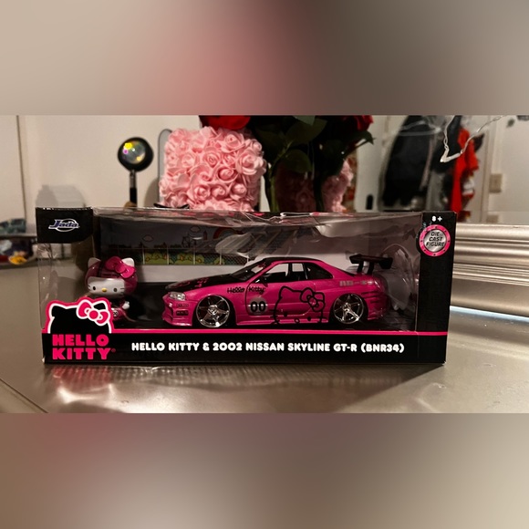 Hello kitty & 2002 Nissan skyline GT-R (BNR34) - Picture 1 of 2